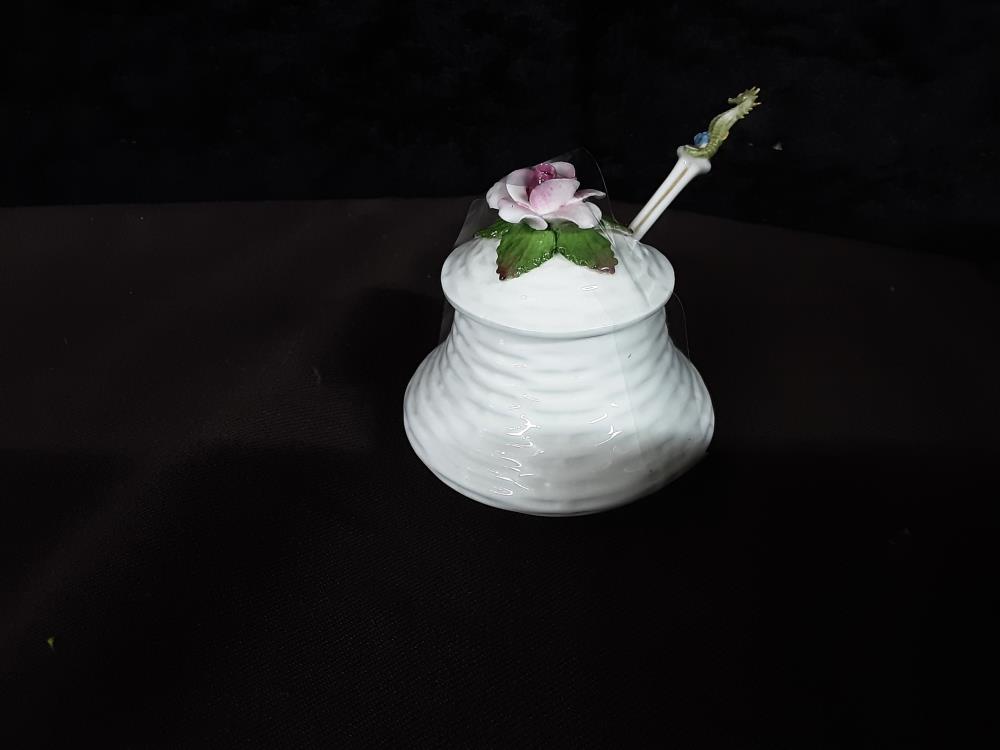 MOUTARDIER AVEC CUILLÈRE PORCELAINE FLEUR RELIEF