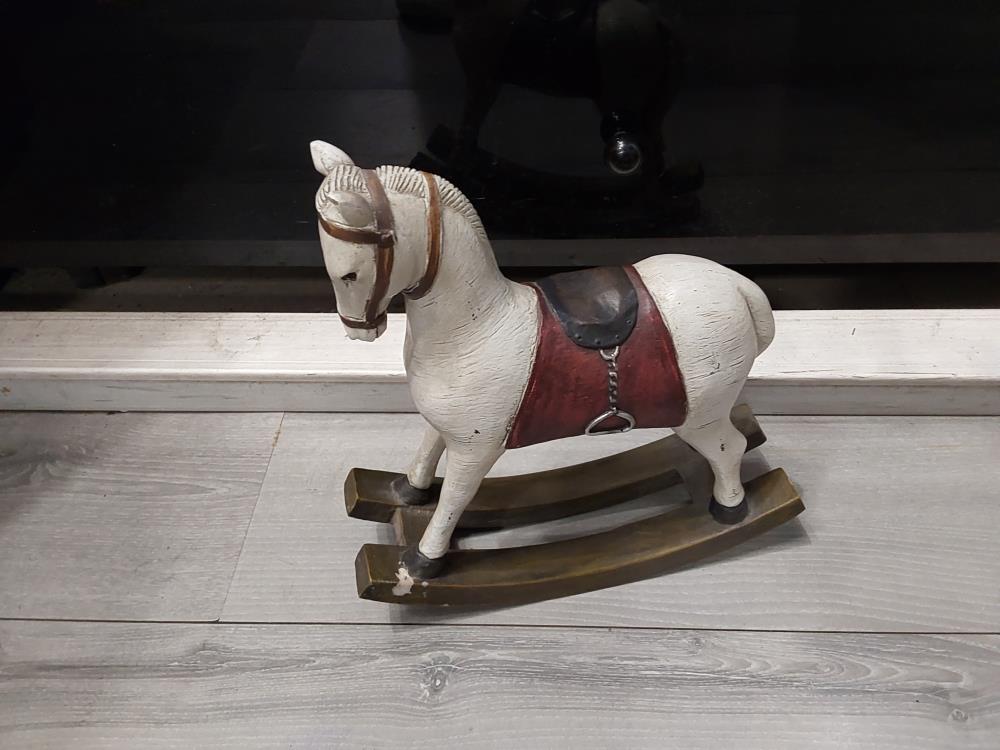 CHEVAL A BASCULE EN BOIS PM DECORATION