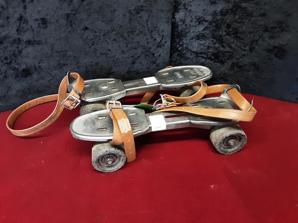 PAIRE DE PATINS A ROULETTES VINTAGE