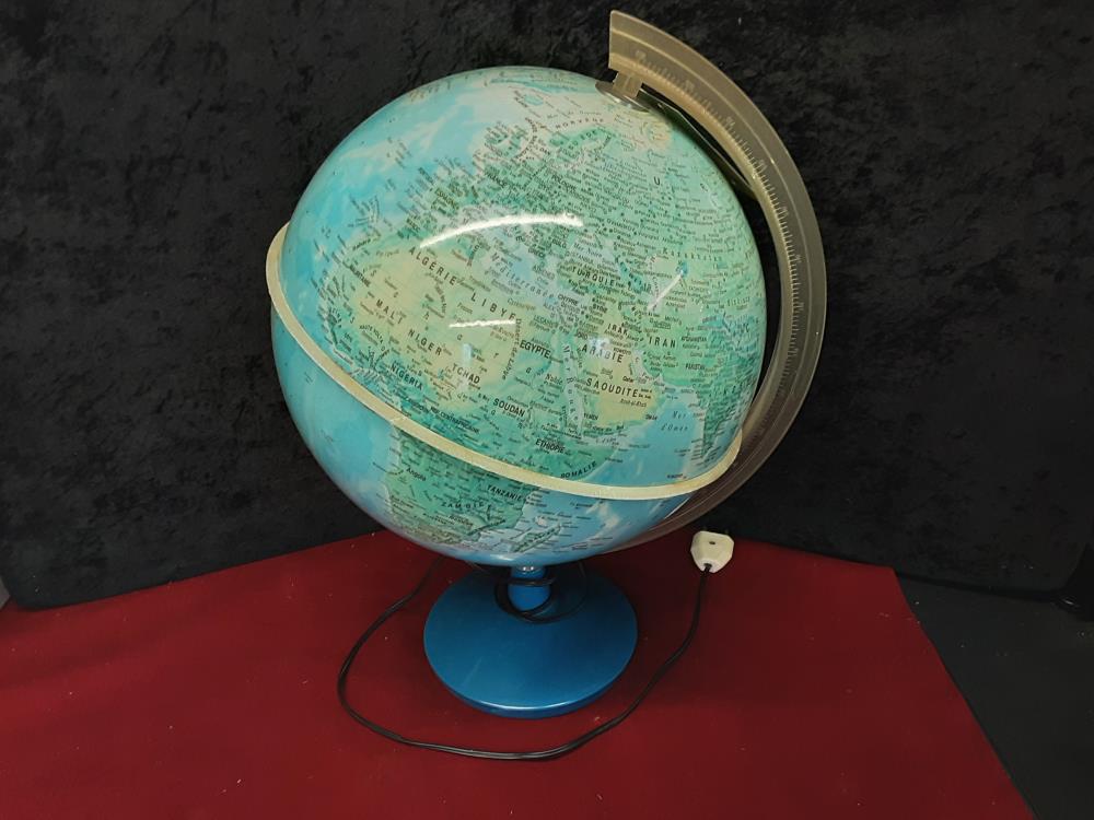 MAPPE MONDE PIED BLEU 