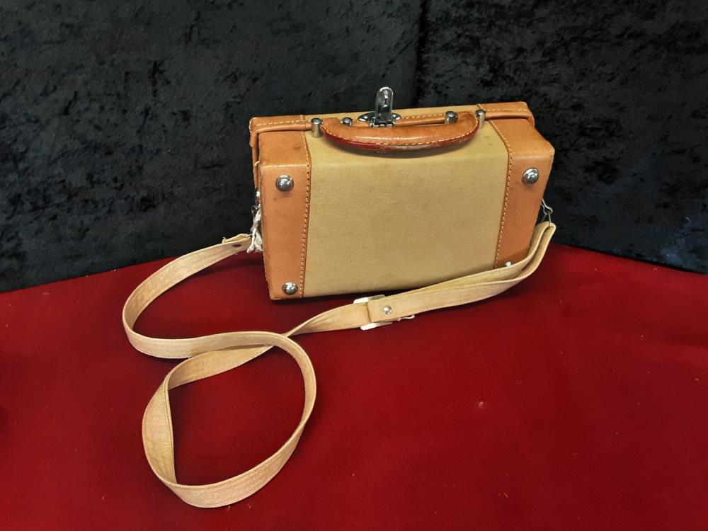 MALETTE AVEC BANDOULIÈRE BEIGE