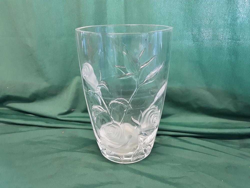 VASE EN VERRE FLEURS OPAQUES EN RELIEFS