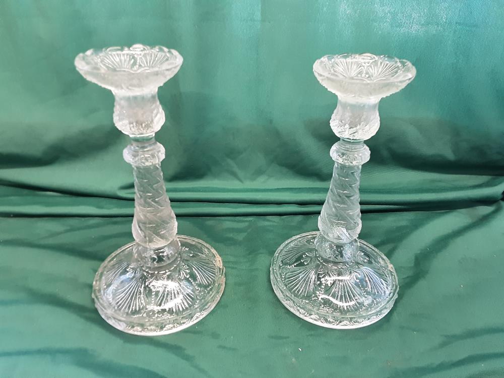 LOT DE 2 BOUGEOIRS VERRE