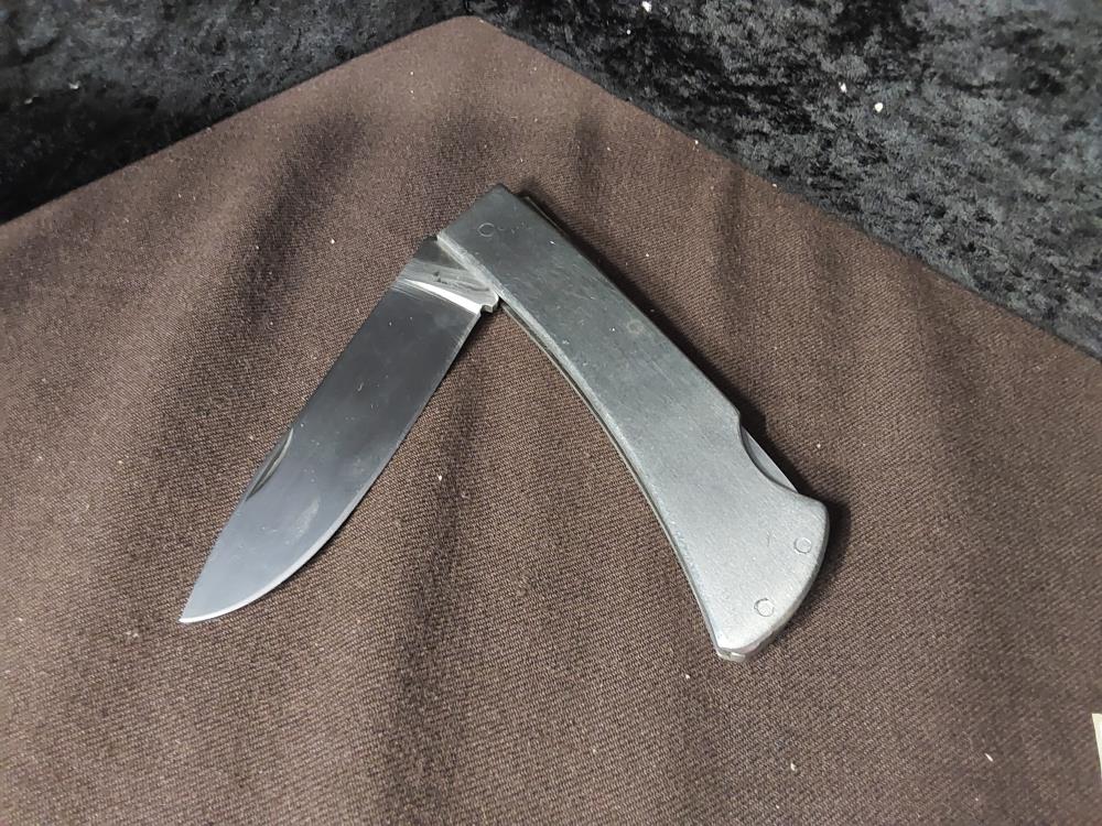COUTEAU GRIS