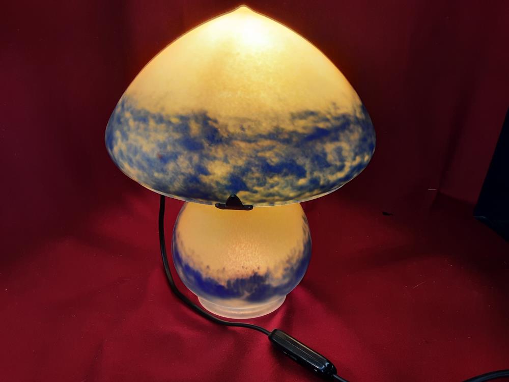 LAMPE CHAMPIGNON BLEUE ORANGE PATE DE VERRE SIGNEE VIANNE