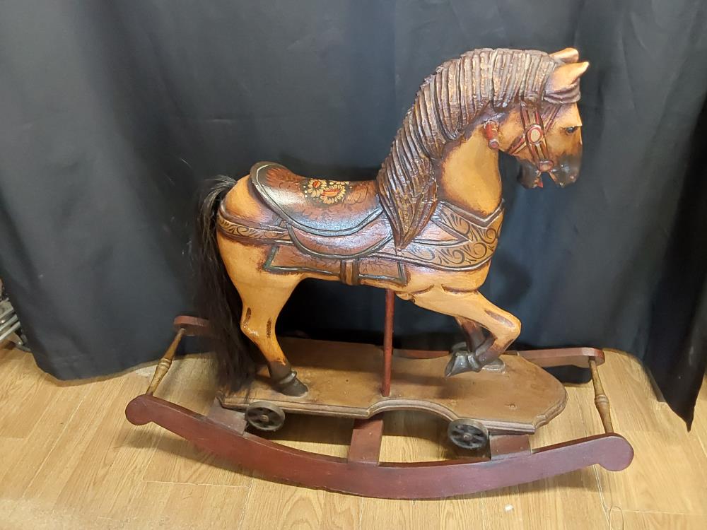 CHEVAL A BASCULE EN DECORATION GM