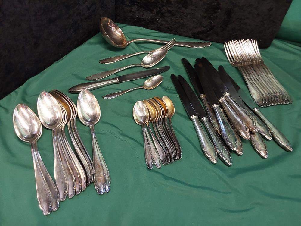 MENAGERE RENEKA 12 PERSONNES AVEC COUTEAUX A VIANDE