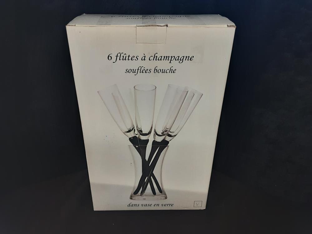 LOT DE 6 FLUTES A CHAMPAGNE AVEC VASE