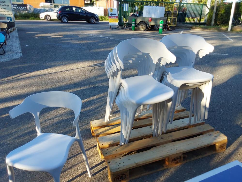 CHAISE PVC BLANC MARQUE THINIA HOME EMPILABLE