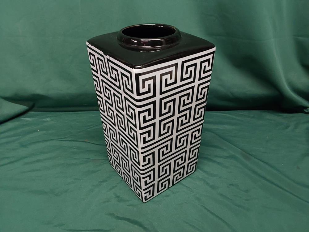 VASE RECTANGULAIRE BLANC ET NOIR