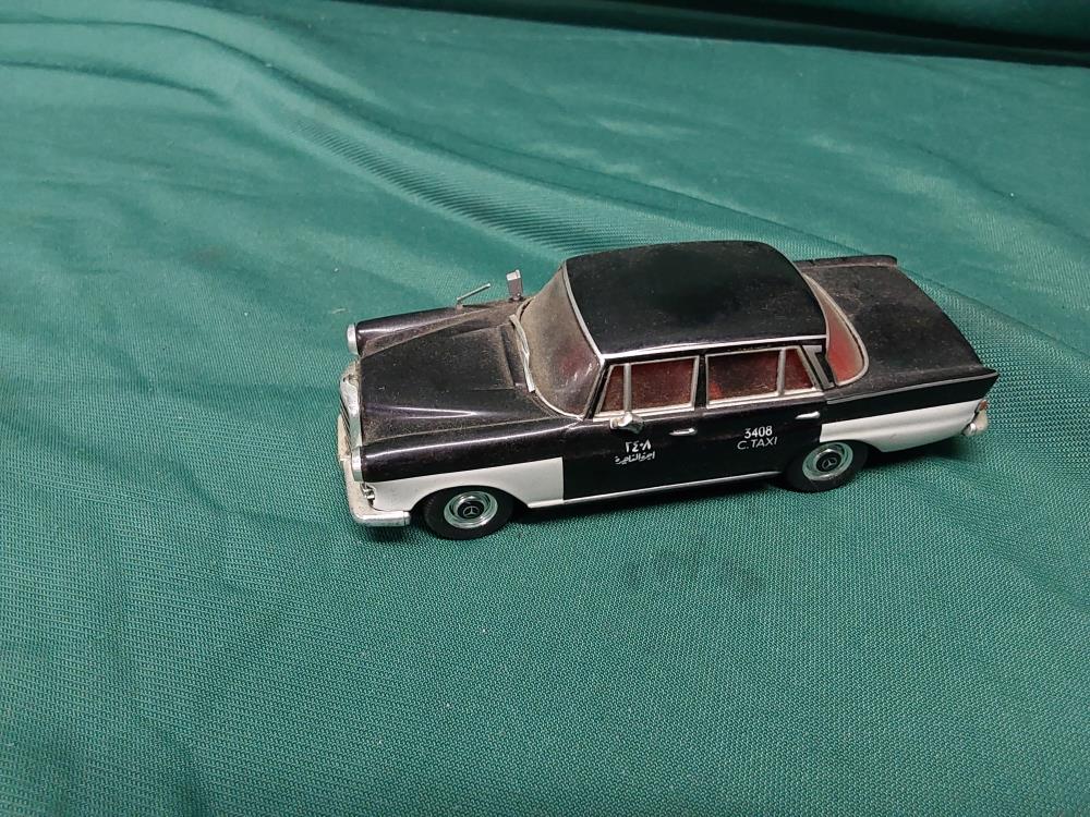 MERCEDES 200D 1/43 