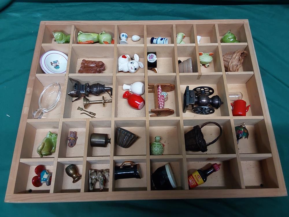 TIROIR AVEC MINIATURES