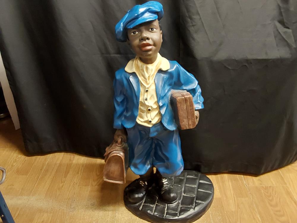 STATUE ENFANT AUX VALISES EN RESINE A RESTAURER H.80CM