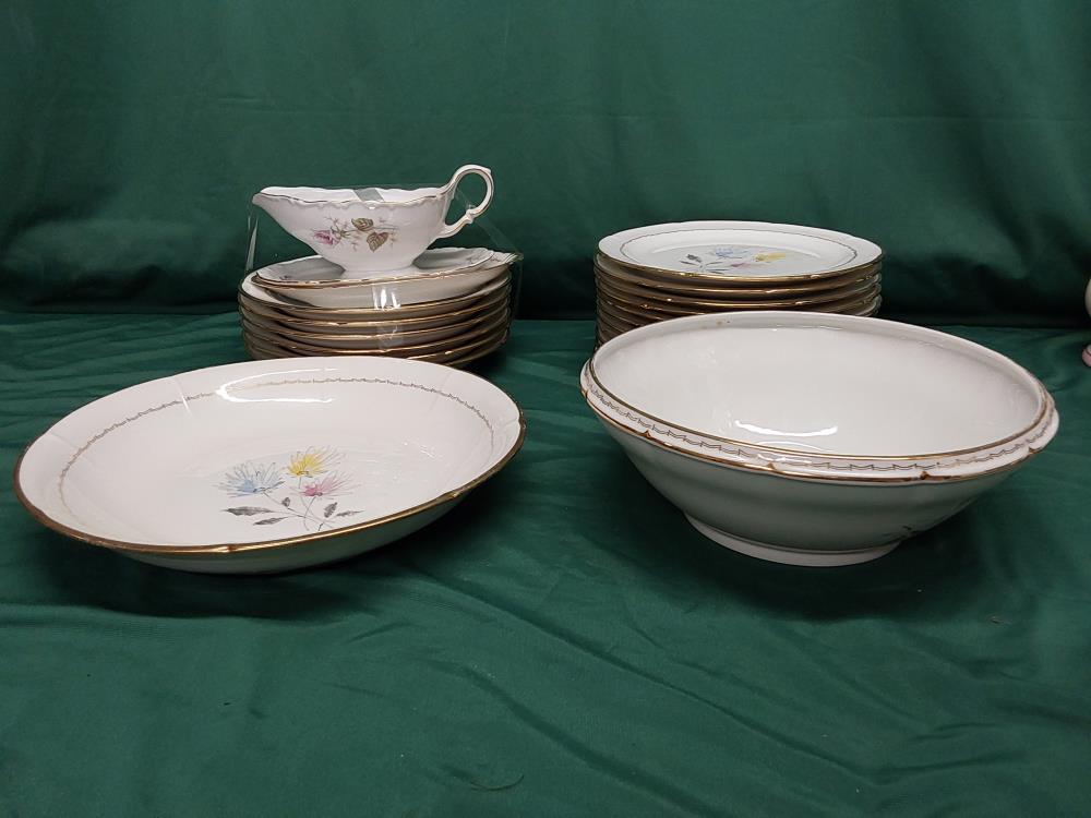 SERVICE DE TABLE A COMPLÉTER LIMOGES MOTIF FLEURS BLEUE/JAUNE/ROSE BORDURES DORÉES