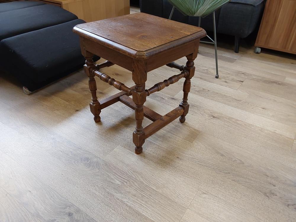 TABOURET EN CHENE