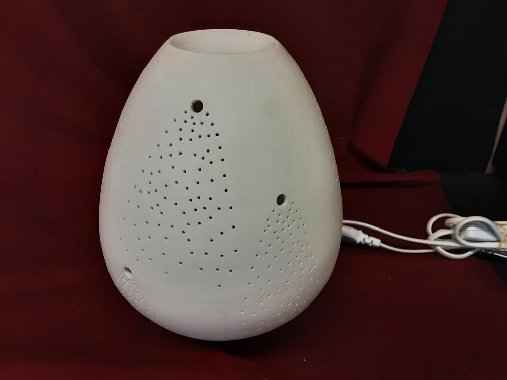 LAMPE BRULE PARFUM EN PROCELAINE  BLANCHE