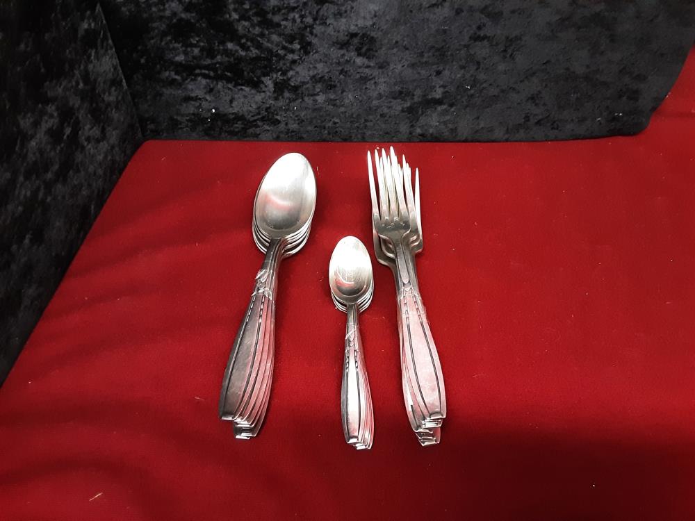 MENAGÈRE A COMPLETER EN M.A 6 CUILLERES A SOUPES - 6 FOURCHETTES - 5 CUILLÈRE A CAFE