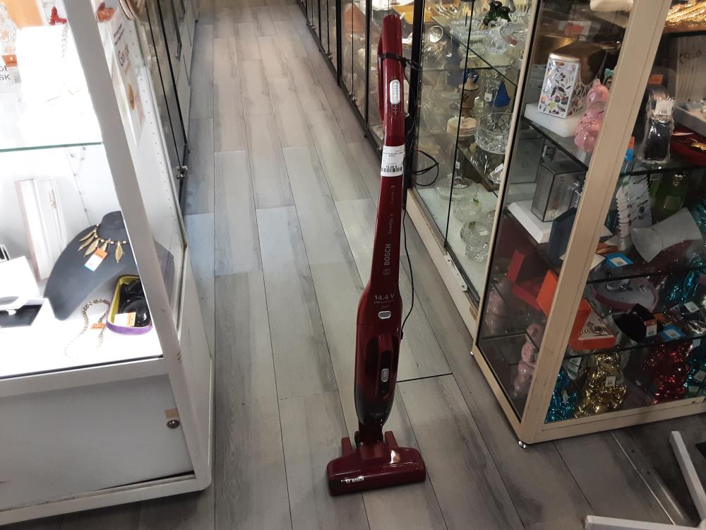 ASPIRATEUR BALAIS + TABLE BOSCH