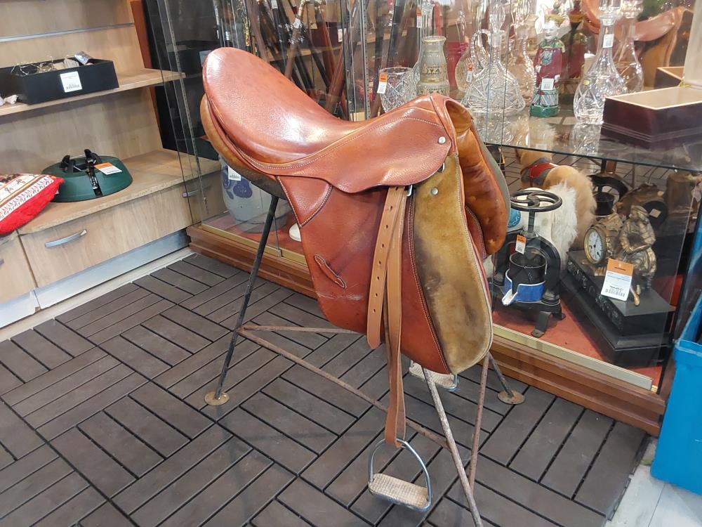SELLE A CHEVAL CUIR 17 POUCES AVEC ETRIERS ETRIVIÈRES MARQUE SELTRAM CARMAUX