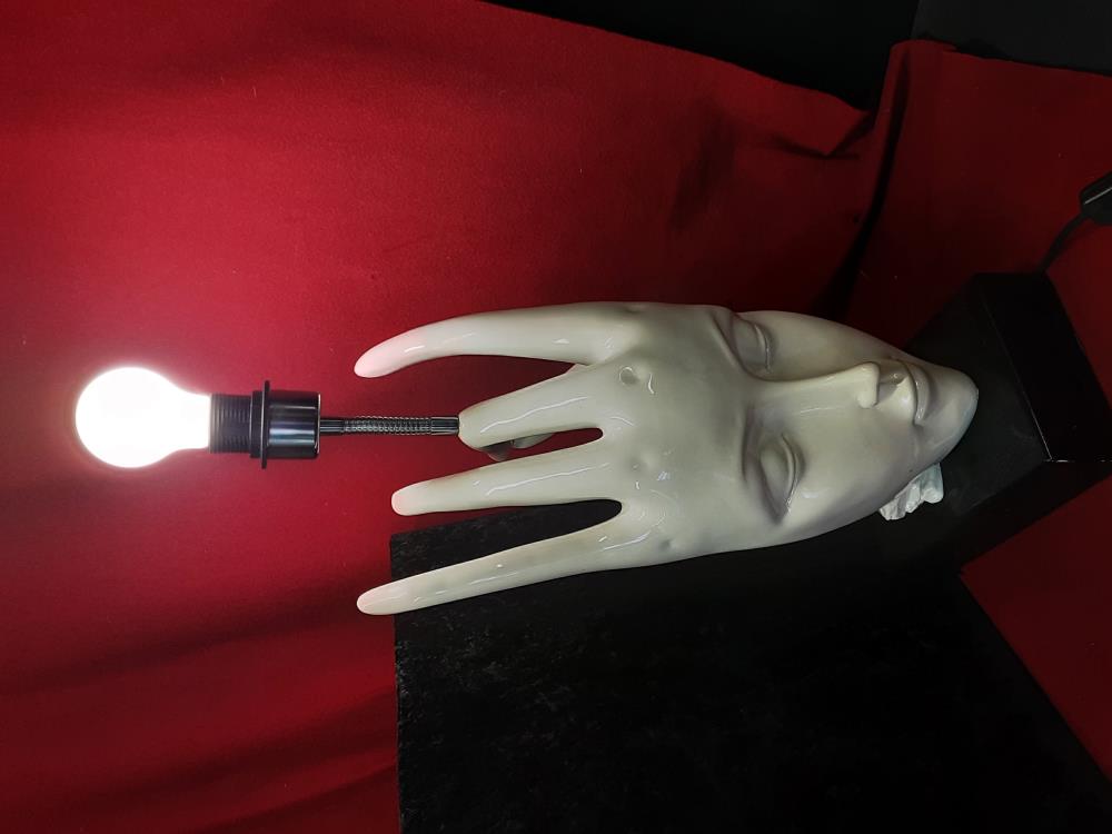 PIED DE LAMPE VISAGE BLANC EN RESINE HAUTEUR VISAGE 50CM VENDU SANS ABAT JOUR