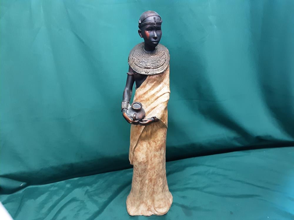STATUETTE FEMME AFRICAINE PORTEUR D'EAU EN RÉSINE H.45CM