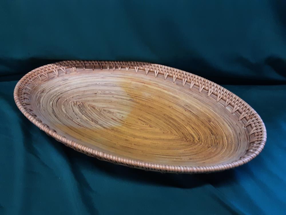 PLAT OVALE EN BOIS ET PAILLE