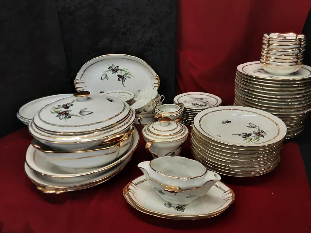 SERVICE DE TABLE + CAFE PORCELAINE DE LIMOGES FLEURS NOIRES BORDURES DORÉES