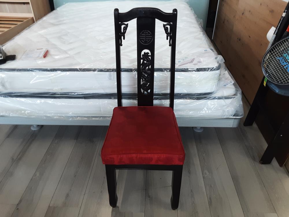 CHAISE CHINOISE LAQUEE NOIRE ASSISE ROUGE