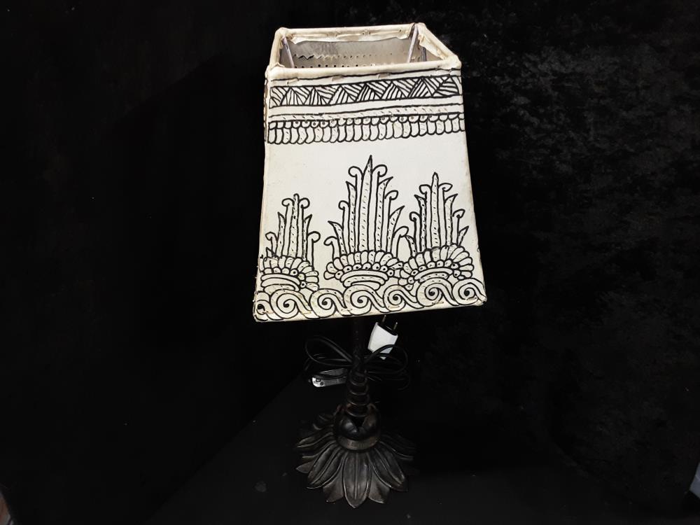 LAMPE DE CHEVET EN FER FORGÉ ABAT JOUR BLANC ET NOIR