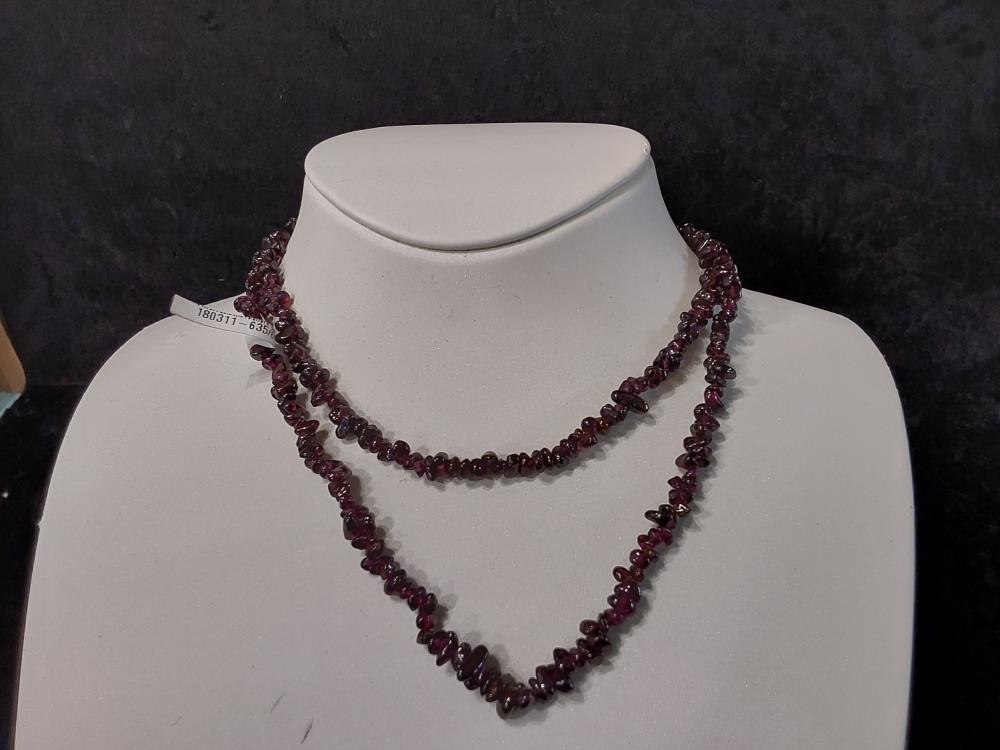 COLLIER LONG PIERRES GRANATE