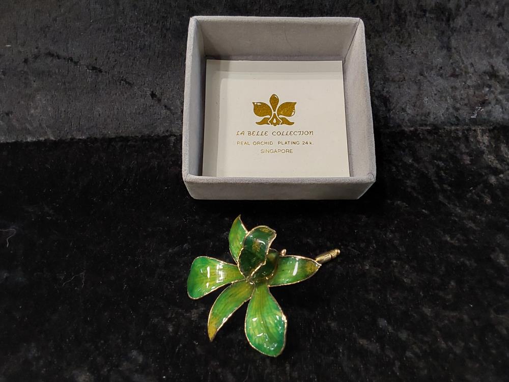 BROCHE ORCHIDÉE COLORIS VERT - DORÉ À L'OR FIN 24K