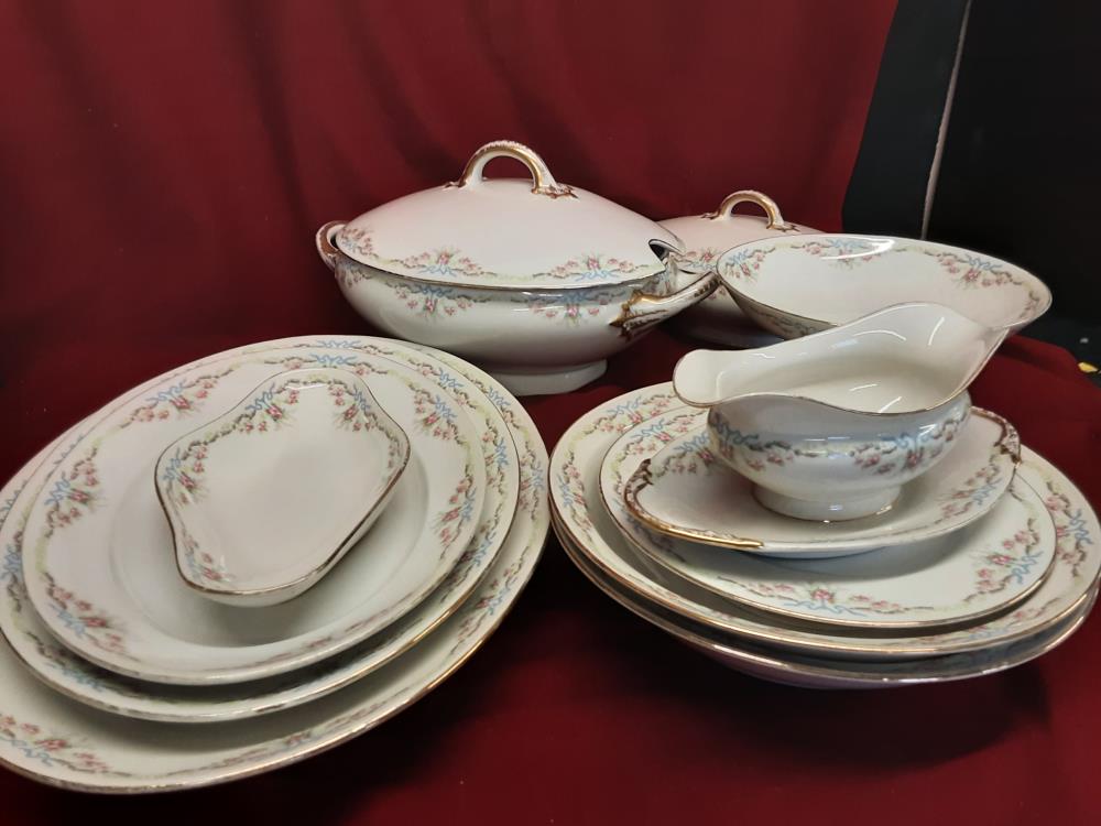 SERVICE DE TABLE SANS ASSIETTE EN PORCELAINE DE LIMOGES 
