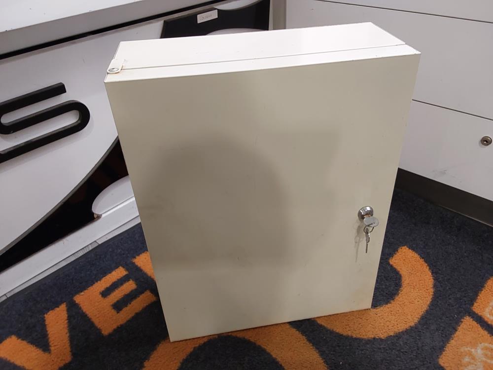 ARMOIRE A PHARMACIE  1 PORTE METAL BLANC