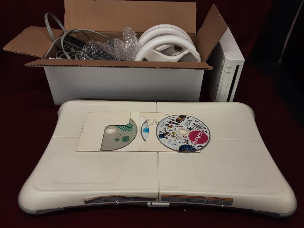 CONSOLE WII + BALANCE BOARD + 3 JEUX + DIVERS ACCESSOIRES 