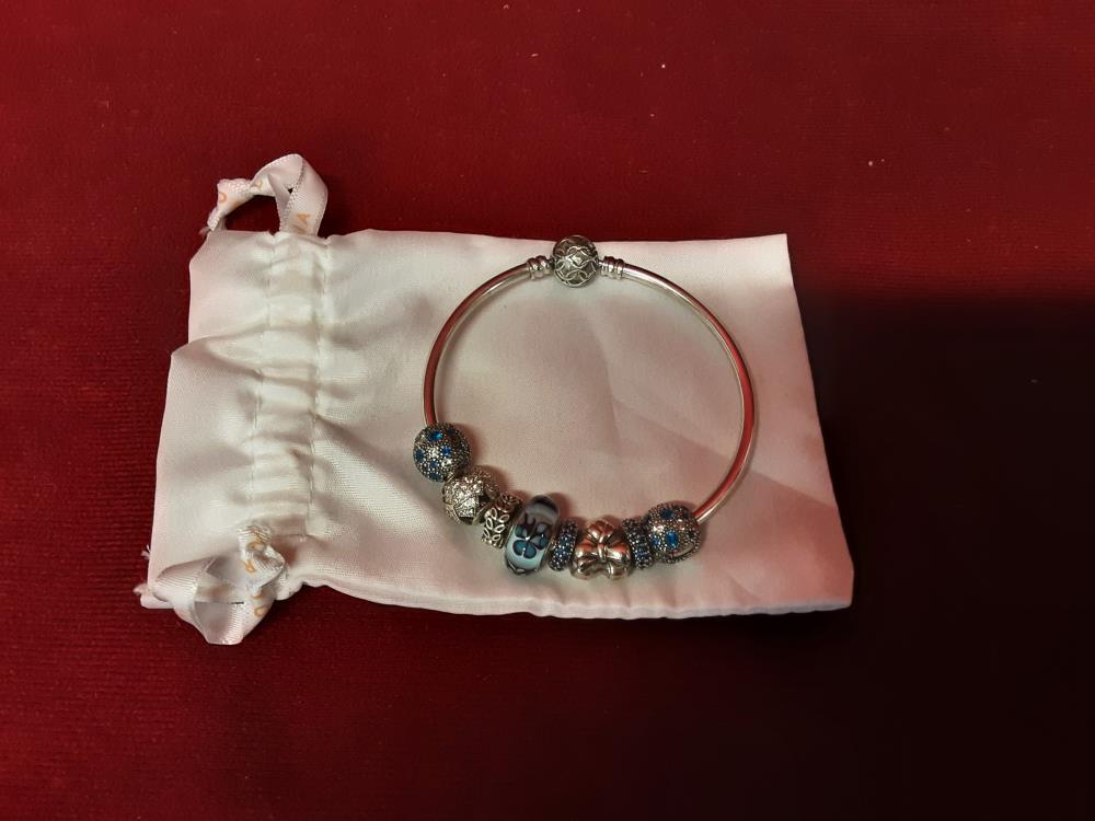 BRACELET PANDORA AVEC 8 CHARMS