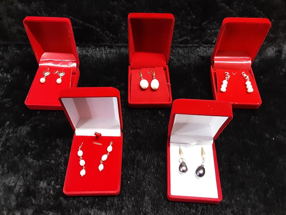 PAIRE DE BOUCLES D'OREILLES LONGUE PERLE DE CULTURE