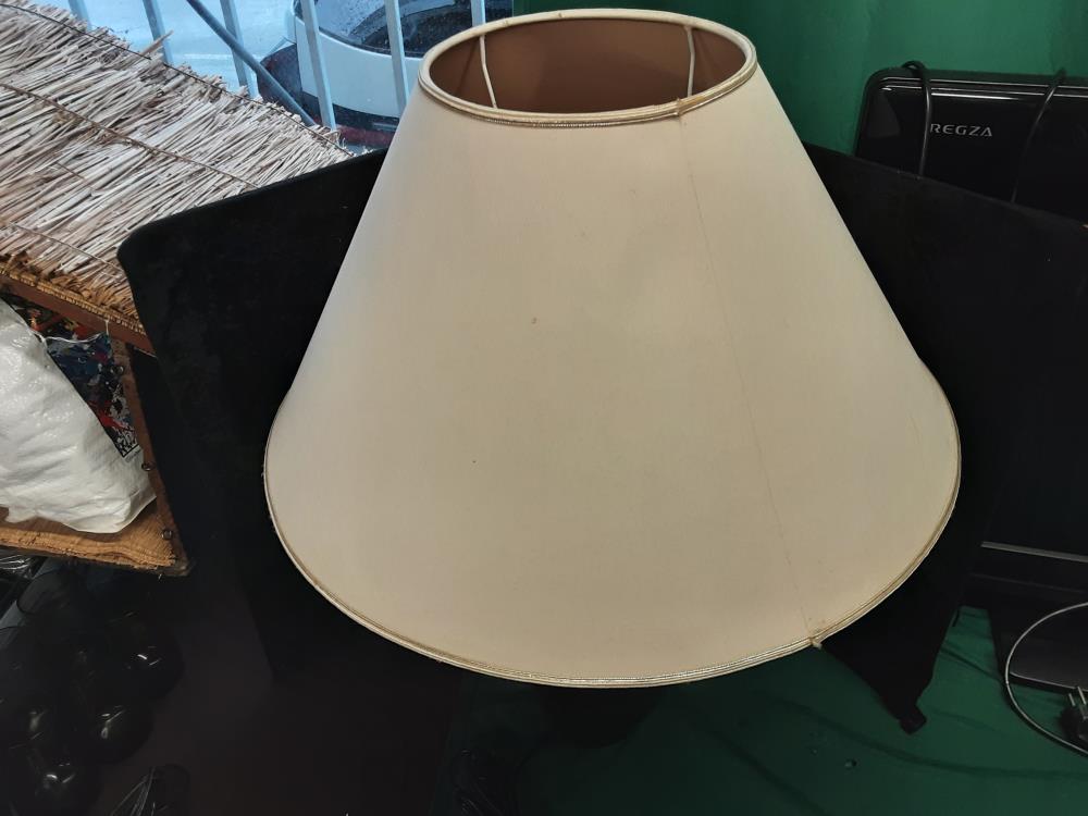 LAMPE PIED NOIR ET DORÉ ABAT JOUR BEIGE