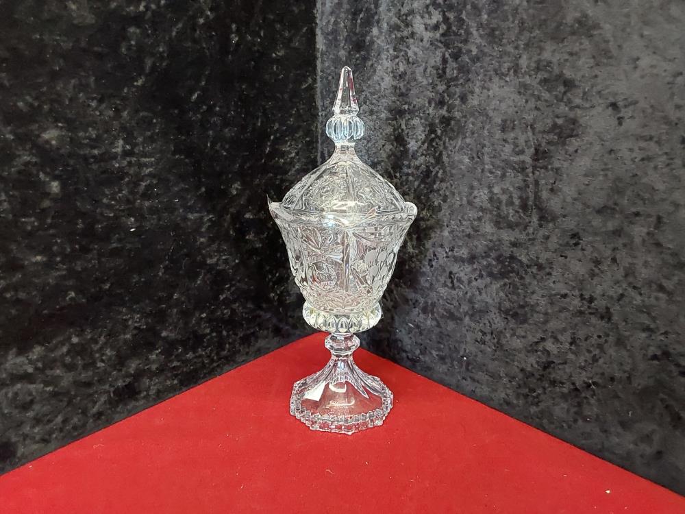 BONBONNIERE CRISTAL CISELE SUR PIED