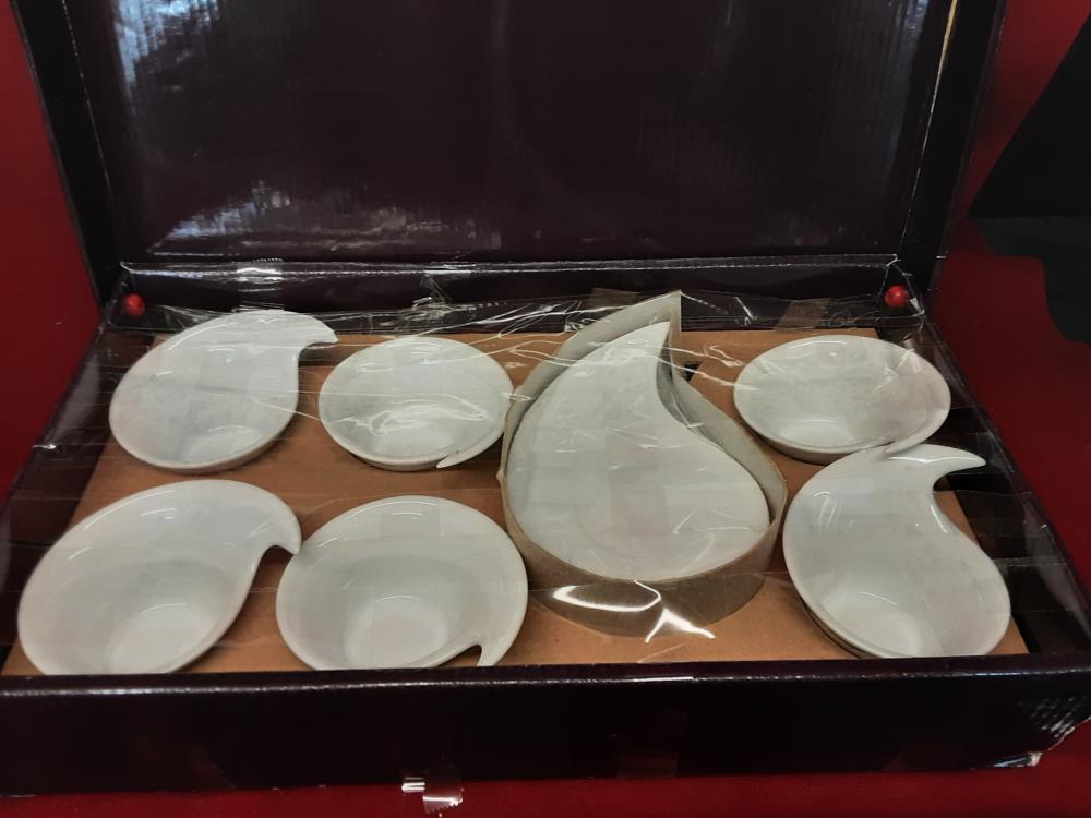 LOT 6 TASSES + SOUCOUPES PORCELAINE EN FORME DE GOUTTE