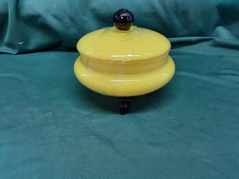BONBONNIERE SUR PIEDS VERRE JAUNE ET NOIR