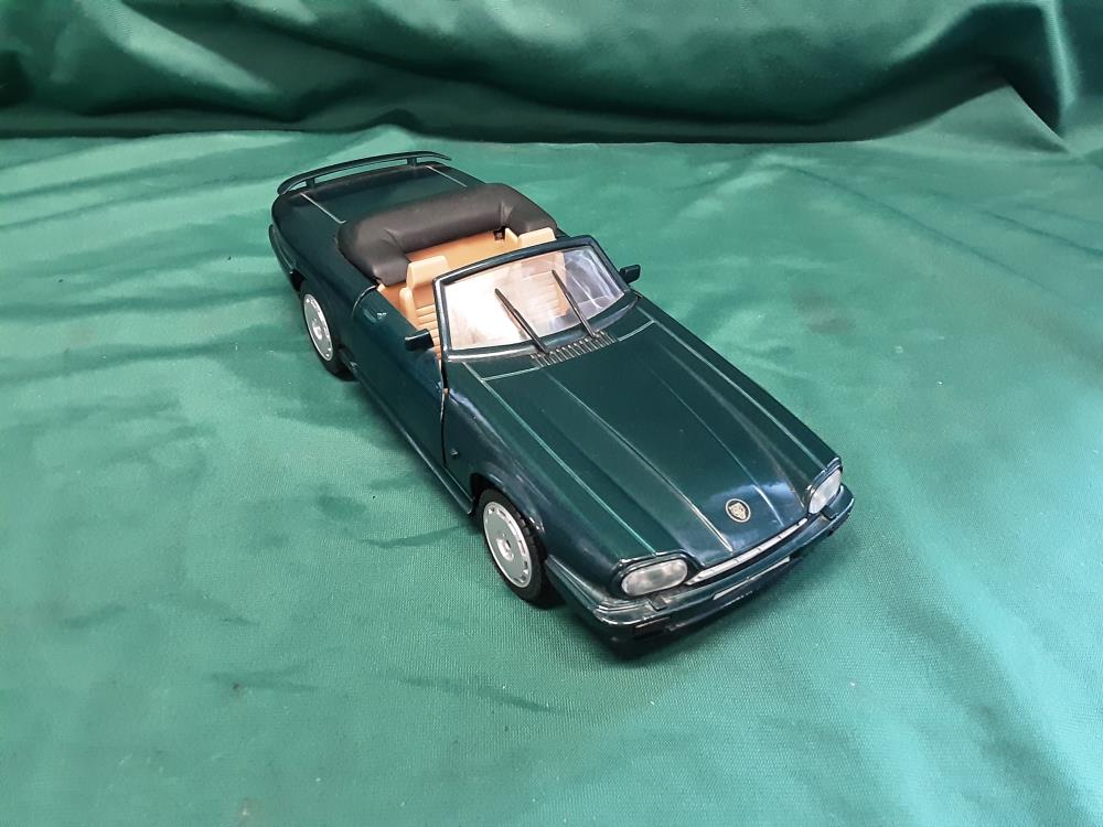 VOITURE MINIATURE JAGUAR CORGI 1/18
