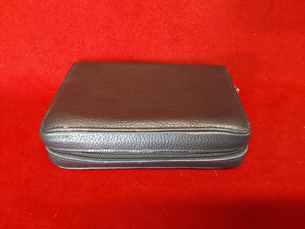 PORTE LIVRE 39 CUIR GRAINÉ NOIR 