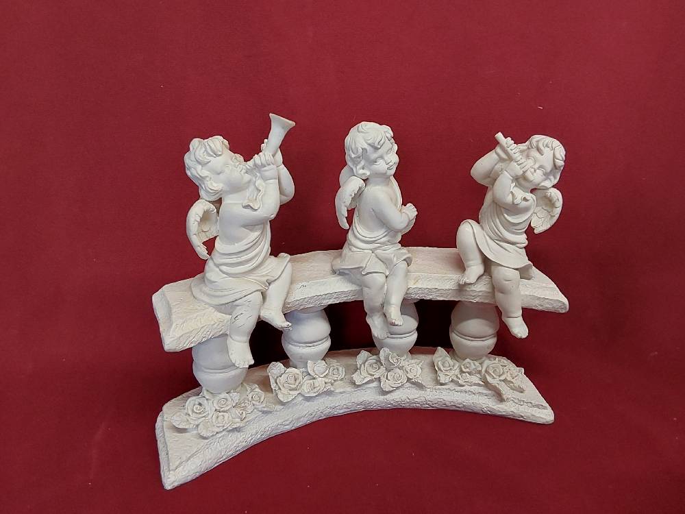 TRIO D'ANGES MUSICIENS SUR BANC EN RESINE COLORIS BLANC