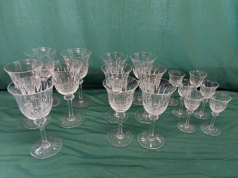 LOT DE 5 VERRES A EAU + 6 VERRES A VIN + 6 LIQUEUR CRISTAL DE ST LOUIS