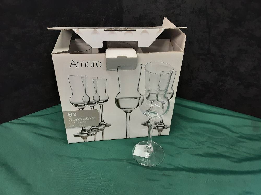 LOT DE 6 VERRES SUR PIED DANS SON CARTON