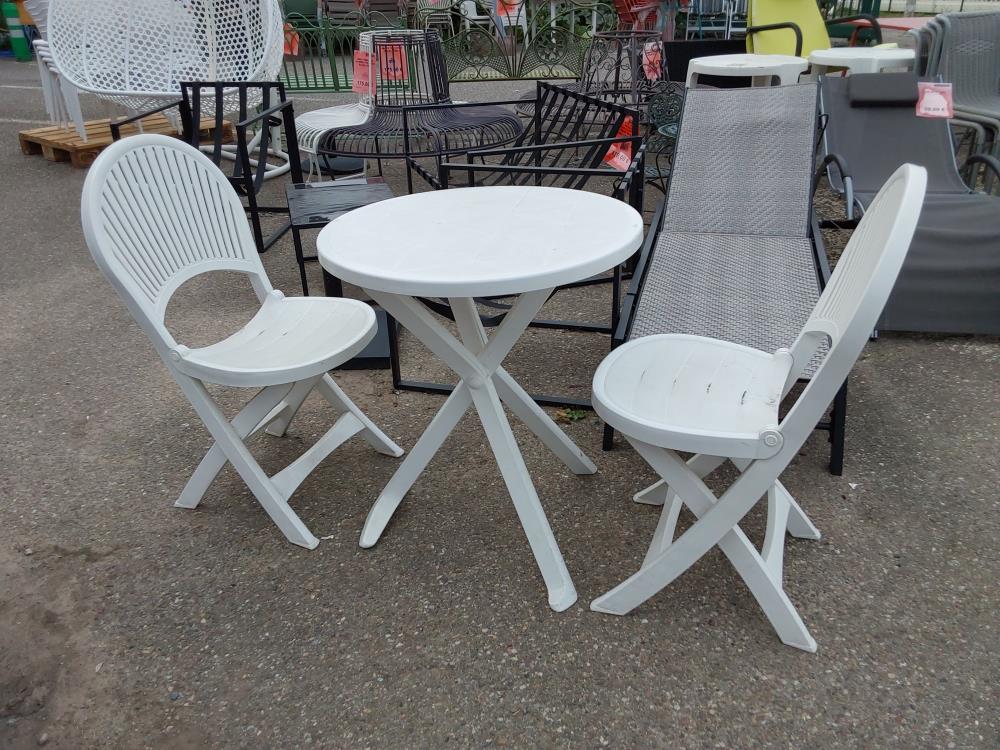 TABLE DE JARDIN + 2 CHAISES PVC BLANC PLIABLE