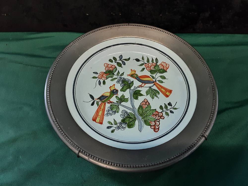 ASSIETTE DECORATIVE PORCELAINE ET ETAIN MOTIF OISEAUX