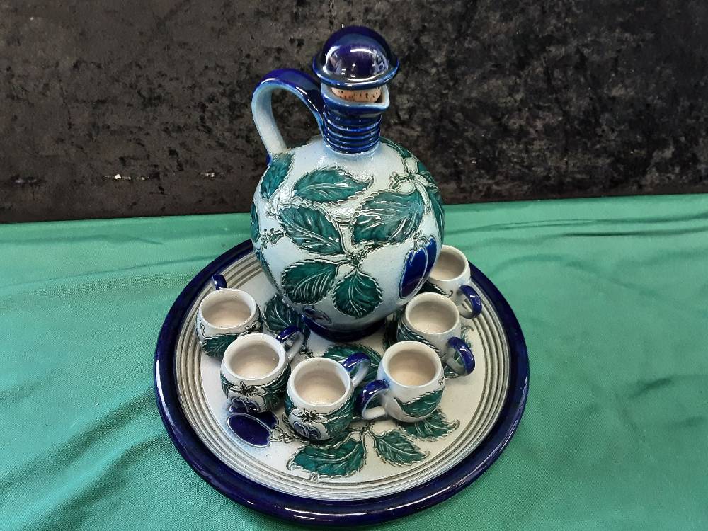ENSEMBLE EN GRES BLEU ET VERT PETIT PLATEAU + CRUCHE + 6 PETITS GOBELETS