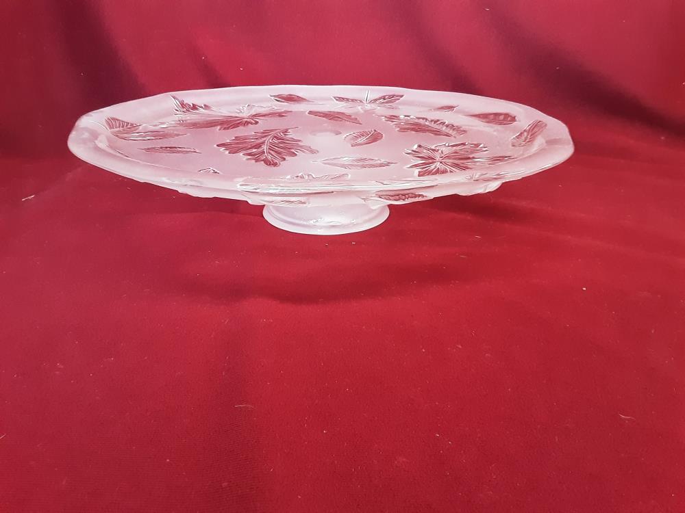 PLAT À GÂTEAUX SUR PIED VERRE OPAQUE MOTIF FEUILLES