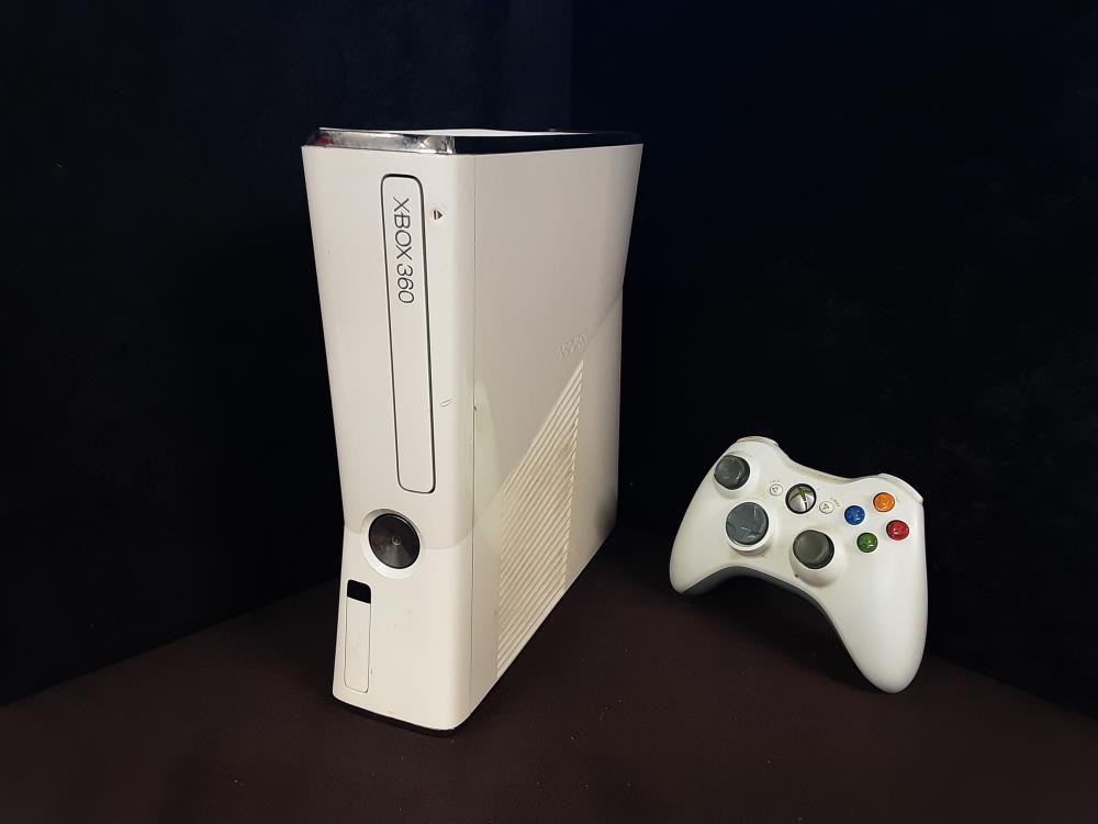 XBOX 360 BLANCHE AVEC 1 MANETTE